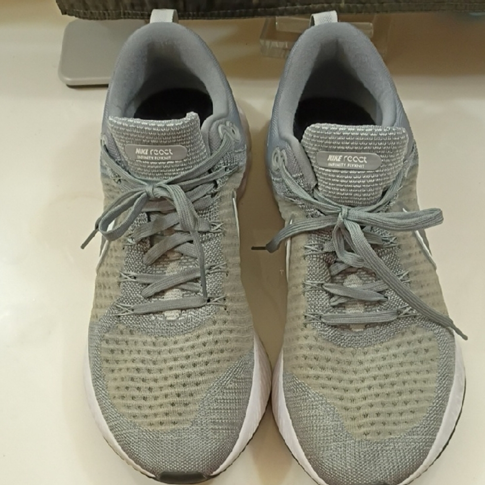 Nike Men's Light Gray Athletic Shoes